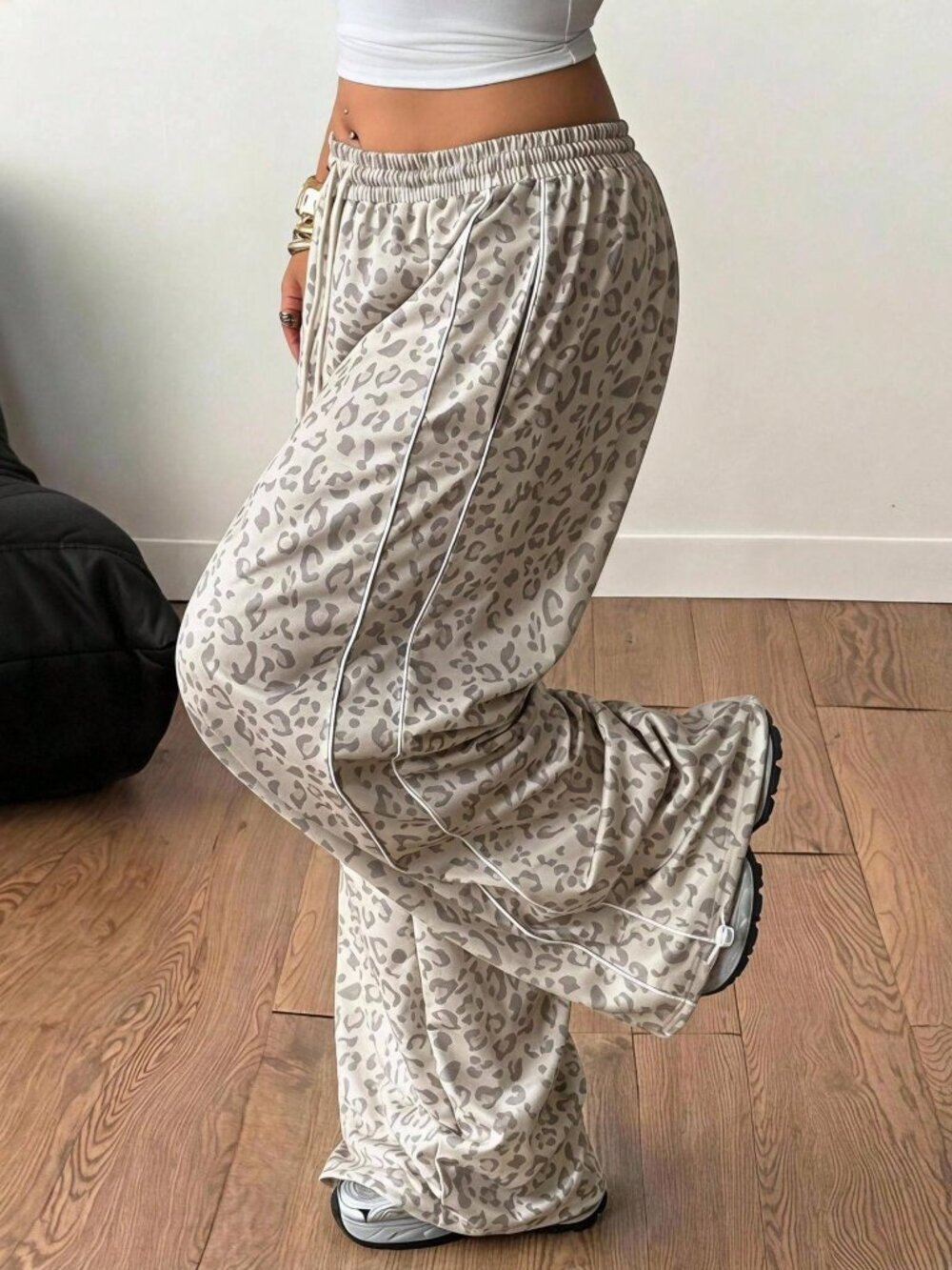 Apricot Casual Women's Mid Rise Wide Leg Leopard Print Sweatpants